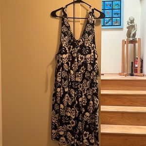 Women’s 2x skull and floral jumper.